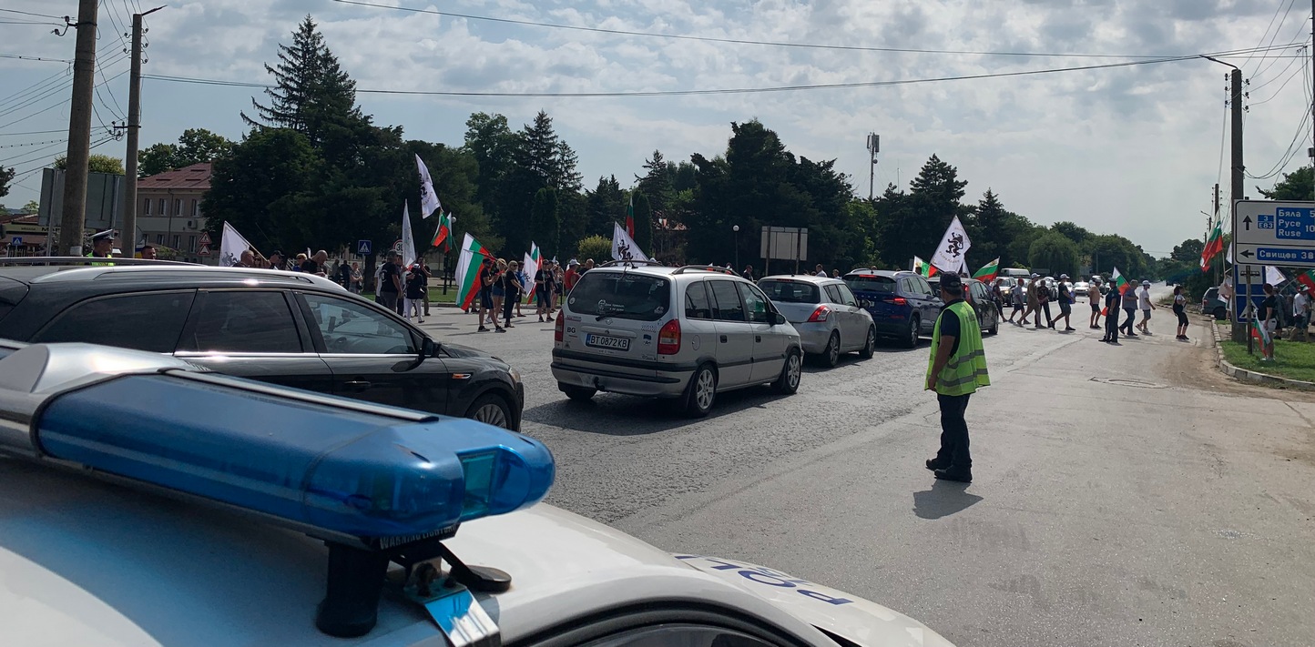 Протест срещу продажбата на ракторите в АЕЦ Белене се състоя в плевенското село Българене/СНИМКИ-ВИДЕО/